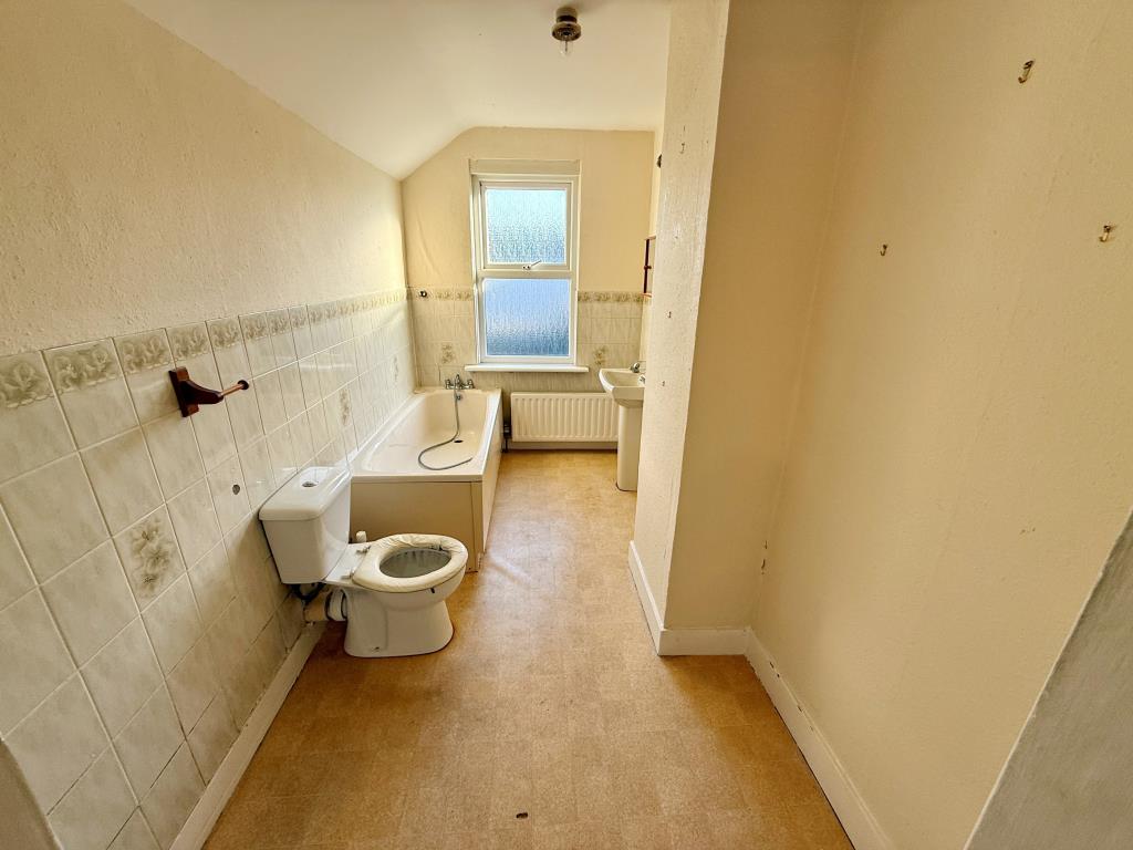 Lot: 100 - TERRACE HOUSE FOR IMPROVEMENT - Bathroom with W.C.